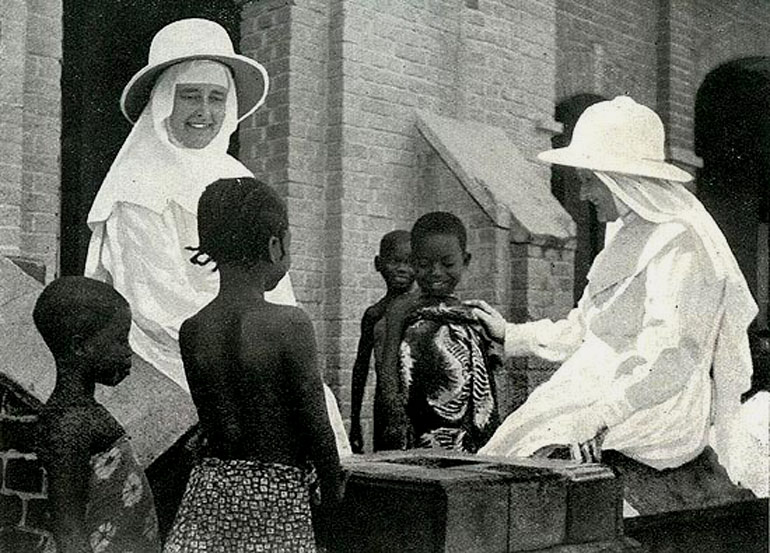 Twee pioniers van de Zusters van O.-L.-V.-ten Bunderen in hun missiepost van Basankusu in Congo, 1930.