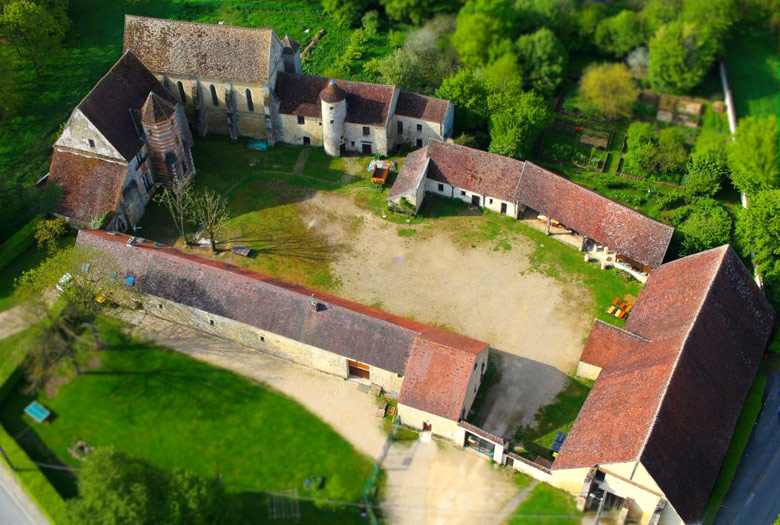 Binnenkoer van een bewaard gebleven middeleeuws gasthuis in Coulommiers (Fr), 16de eeuw.