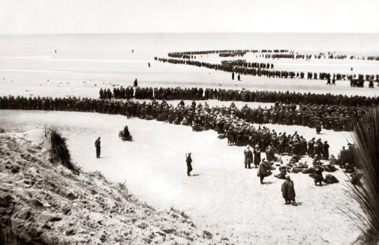 Het strand van Duinkerke, 28 mei 1940. Britse troepen staan in de file te wachten op evacuatieboten