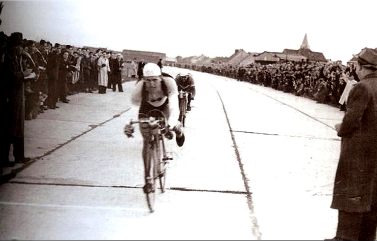 Maurice Desimpelaere rijdt als eerste over de streep in Gent-Wevegem (1947)