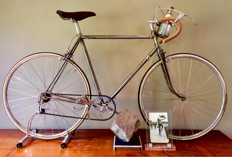 De gerestaureerde fiets van Maurice, met de kassei-trofee van Paris-Roubaix 1944 