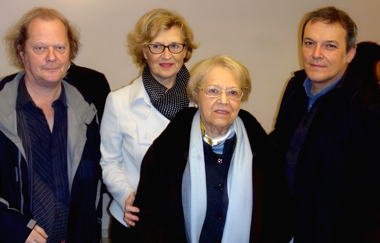 Lutgarde Vanhee, de weduwe van M. Desimpelaere, omringd door haar kinderen (v.l.n.r.) Clem, Lori en Jan in 2014 (Foto: Arnold Seynnave)