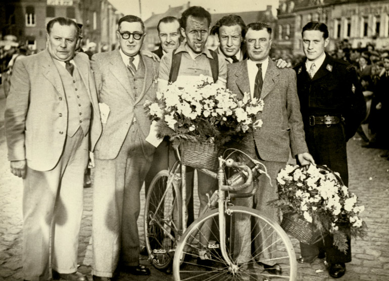 Maurice Desimpelaere na zijn zege in Dwars door Belgi in 1946 (Foto: Coll. KOERS. Museum van de Wielersport).