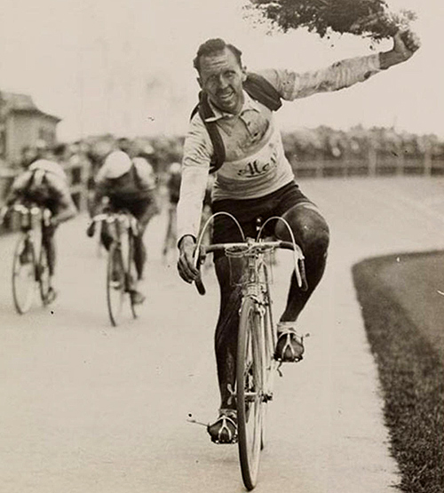 De ereronde van Maurice Desimpelaere in de velodroom van Roubaix (1944).