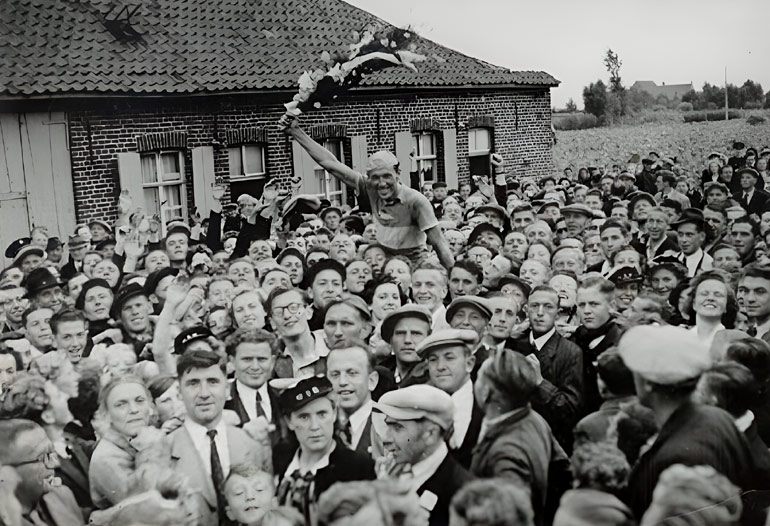 Een uitgelaten mensenmassa tijdens de huldiging van Maurice Desimpelare