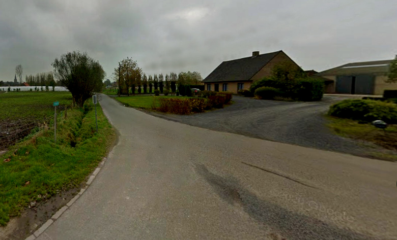 De Ten Bunderenstraat met rechts de hoeve waar ooit het Gasthuis Ten Bunderen stond (© Google Streetview)