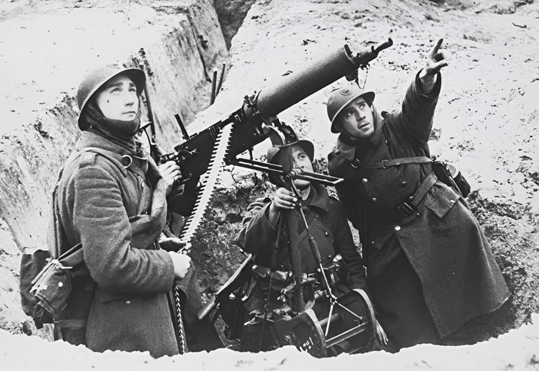 Ingegraven Belgische soldaten met luchtafweergeschut tijdens de Duitse invasie in mei 1940 (foto: oorlogsbronnen.nl)