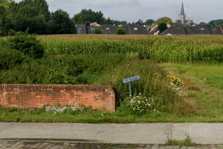 De brug van de steenweg over de Heulebeek