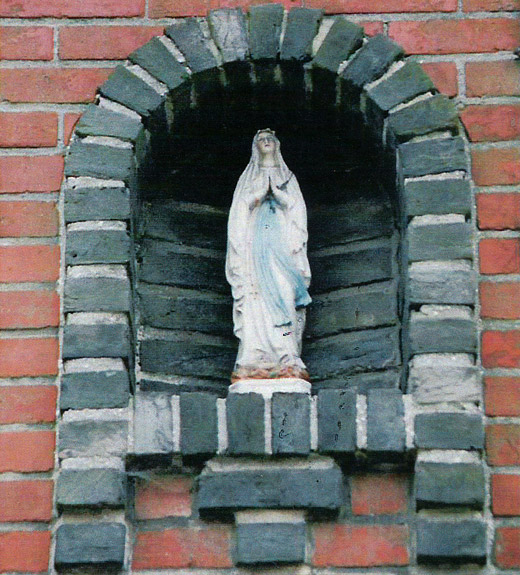 Gentsestraat 28. Gevelniskapel voor O.-L.-Vrouw van Lourdes.