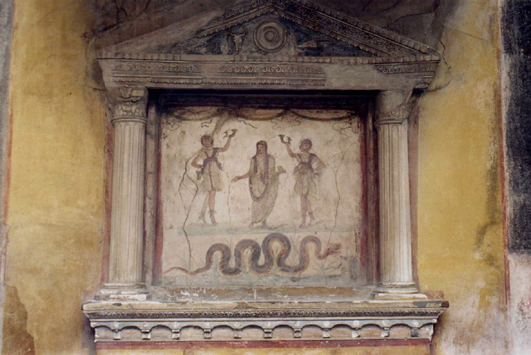 Romeins altaar voor 2 huisgoden en keizer Augustus. Huis Vettii. Pompei. Begin 1ste eeuw na Christus