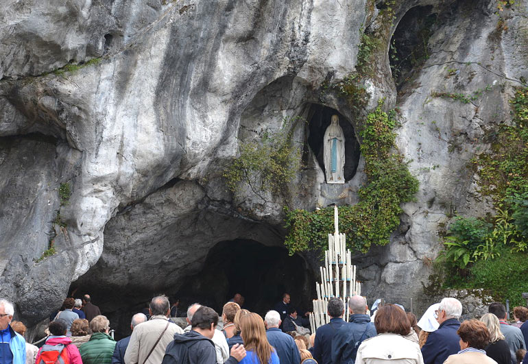 De grot van het befaamde Maria-bedevaartsoord in het Zuid-Franse Lourdes.