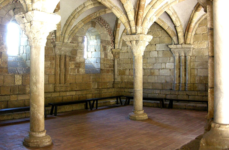 De kapittelzaal van een middeleeuwse Franse romaanse abdij. Heropgebouwd in The Cloisters van het Metropolitan Museum of Art in New York (Bron: Wikimedia).