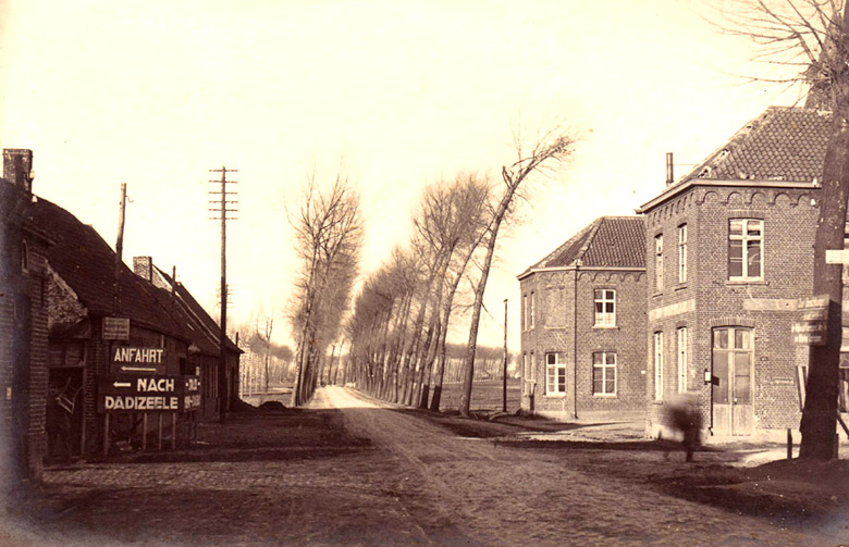 De Cleppeherberg bevond zich aan de linker, op de hoek van de steenweg, richting Roeselare, en van de Kleppestraat, richting Dadizele. Foto van de Brugschen Steenweg tijdens WO I, voor 1917.