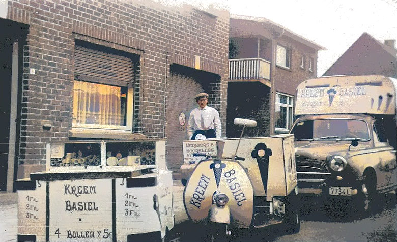 Basiel Werniers uit de Passendalestraat in Moorslede, met een van zijn 3 ijskarren in 1961 (Foto: Linda Malfait).