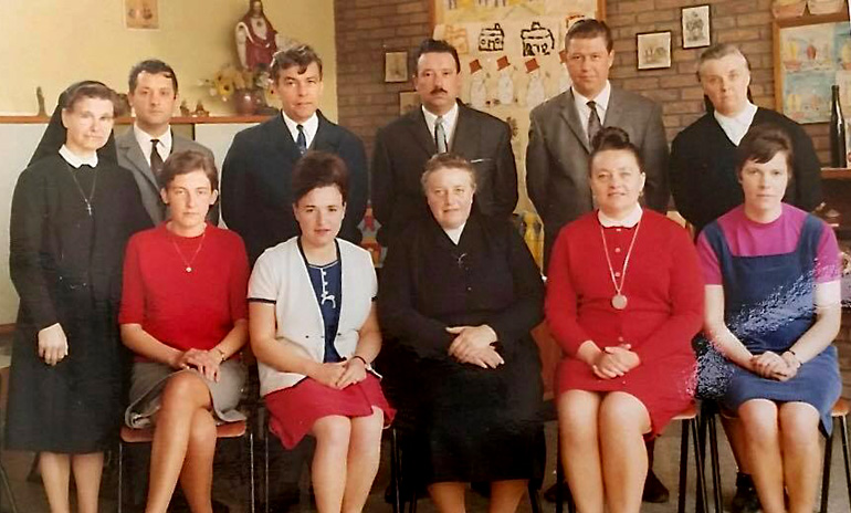 Het lerarenkorps uit vervlogen dagen van de St.-Lodewijksschool van Beitem.
