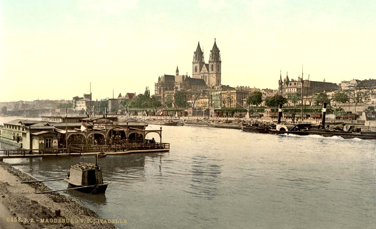 Stadsbeeld uit de jaren 1930 van Magdeburg, aan de oever van de Elbe. 