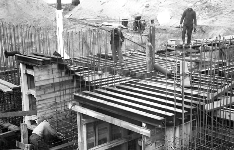 Arbeiders in een woud van stalen staven voor een bunker in gewapend beton van de Duitse Atlantikwall (foto: dday-overlord.com)