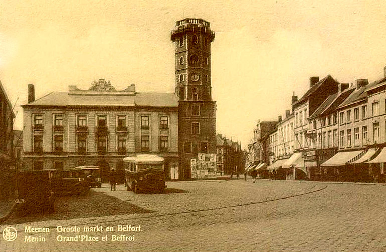 Het stadhuis en belfort van de stad Menen op een oude prentpriefkaart.