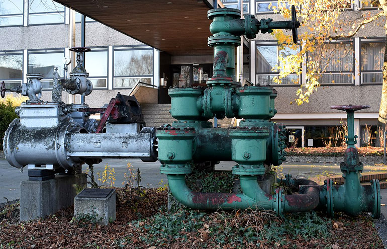 Bewaard gebleven machine van Nerag (een dochterbedrijf van Preuss-AG uit Hannover) waarmee ruwe aardolie naar boven werd gepompt