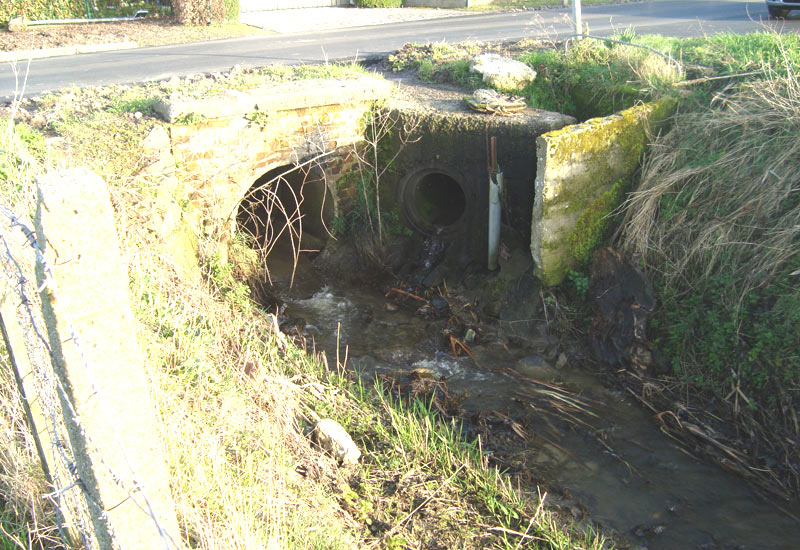 De overwelfde Papelandbeek op de plaats waar de Oude Heirweg overgaat in de Ledegemse Schouthoek (Foto: Linda Malfait).