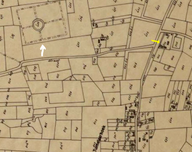 Gebouwplattegrond van een oude (Gallo-Romeinse?) bewoningskern (met rode pijltjes aangeduid) naast de Knaagreepstraat en vlakbij de Gasthuishoeve van Ten Bunderen (bij de gele pijl) op Popp-kadasterkaart