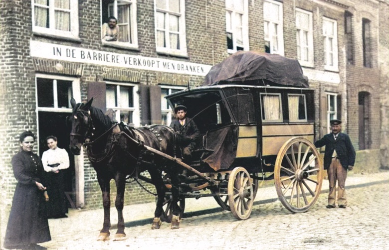 Postkoets houdt halt bij de inmiddels afgebroken stopplaats 'de Barriere' in Proven. 1906