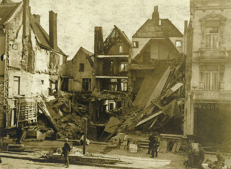 Ravage in het centrum van Kortrijk na Britse bombardement in 1917.