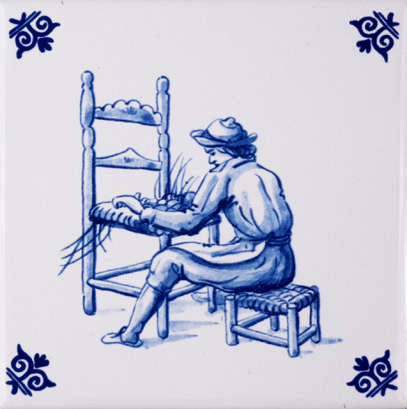 Stoelenmatter. Delfts blauwe tegel. (Delft, Museum Royal Delft. Koninklijke Porceleyne Fles).