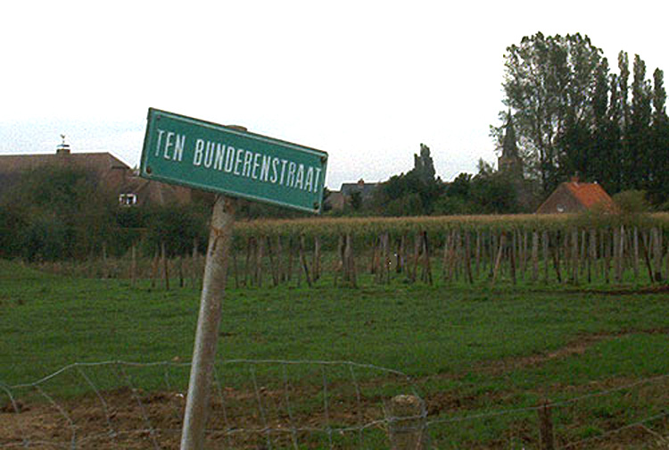 Straatnaamplaatje aan de overkant van de Gasthuishoeve, aan de hoek met de Oude Heirweg.