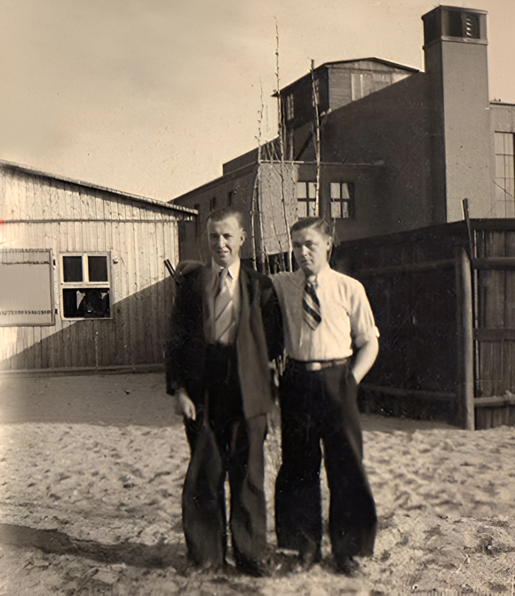 Links zie je onze barak, rechts de fabriek. Op de voorgrond links mijn maatje Andr Vangheluwe en rechts een zekere Marcel... uit Roeselare