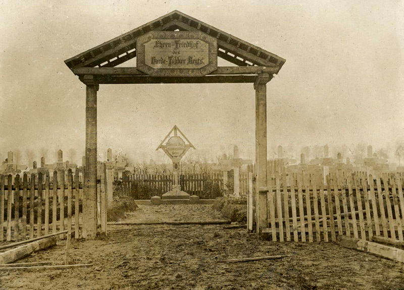 Ehrenfriedhof des Garde-Fsilier-Regiments bij de Veldmolen in de Veldstraat (de huidige Mgr. Catrystraat) in 1917 (Foto: coll. Johan Delbecke - Roeselare).