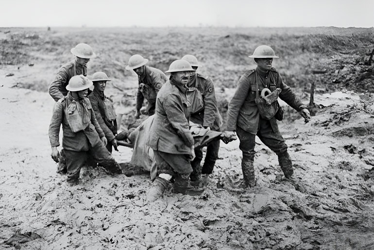 Britse ambulanciers, tot de knien in de modder, aan het Westelijk front in 1917