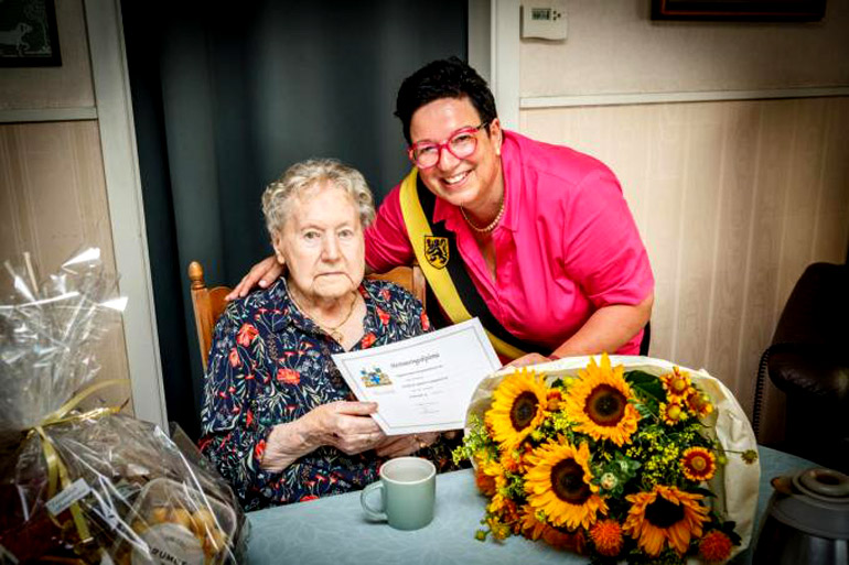 Anna Grymonprez, op 24 augustus 2024, in de bloemen gezet door de Schepen van Bevolking Sherley Beernaert, namens het gemeentebestuur van Moorslede (Foto: © Het Nieuwsblad/JS)