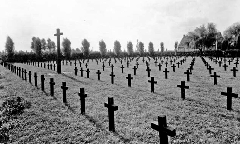 De Duitse militaire begraafplaats Sint-Pieter (Ledegem), in de jaren 1930 (Foto: Jan Vancoillie).