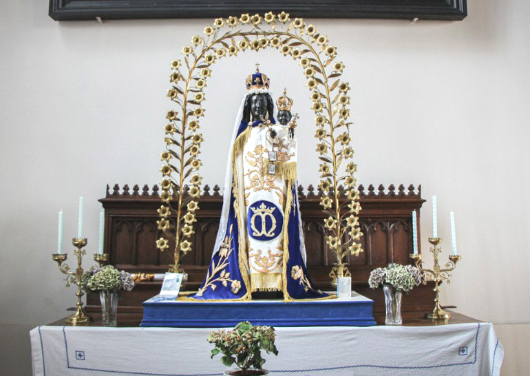 Het devotiebeeld van O.-L.-V.-van Loreto in de parochiekerk van Moorslede (Bron: Wikimedia).