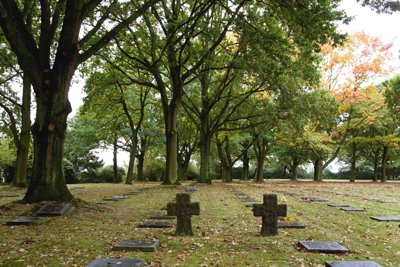 Menen Wald, een  begraafplaats voor meer dan 48.000 Duitse militairen (Bron: Onroerend Erfgoed Vlaanderen).