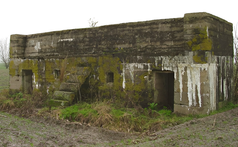 Duitse Maschinen-Gewehr-Unterstnde (= mitrailleurpost) naast de Oostendestraat in Leke bij Diksmuide (© Onroerend Erfgoed Vlaanderen).