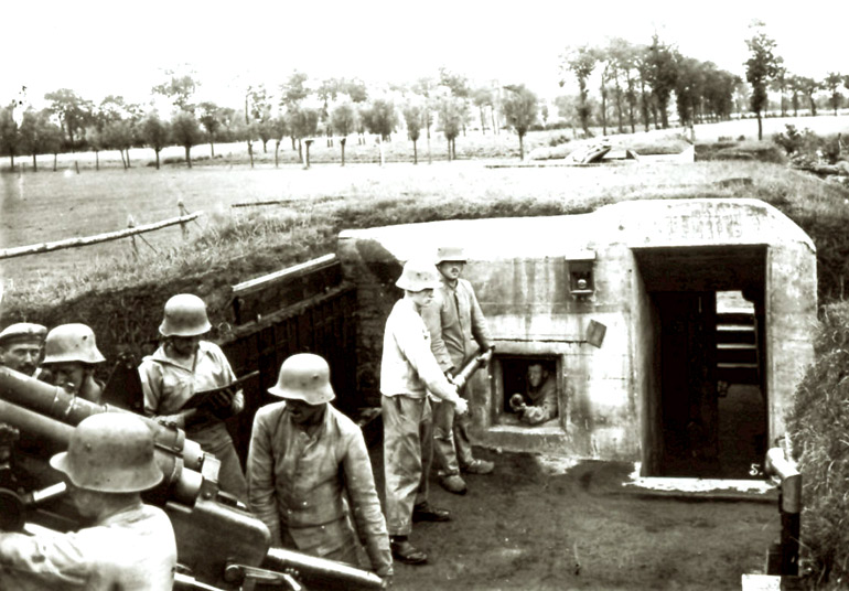 Duitse soldaten bij hun ondergrondse bunker in aanbouw in Sint-Kruis bij Brugge.  (Bron: Onroerend Erfgoed Vlaanderen).