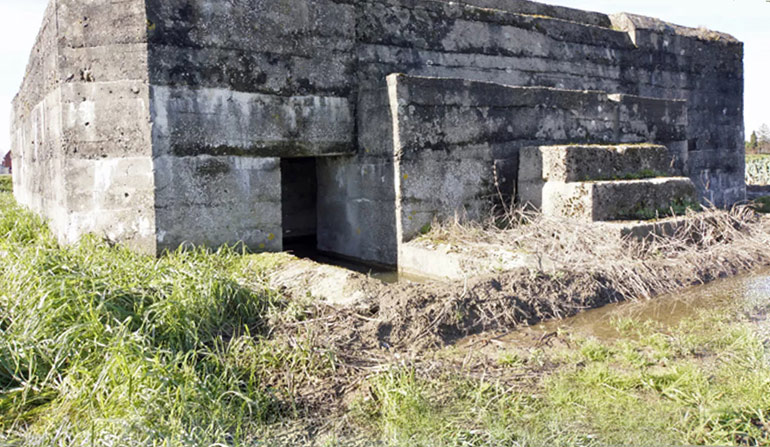 Duitse bunker die deel uitmaakte van de Flandern III Stellung in Ledegem, eind 1917 (Foto: Kristof Blieck)