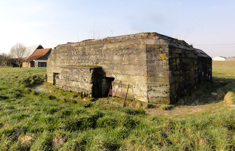 Duitse bunker in een weide ten noorden van de hoeve in de Moorseelsesteenweg 207. Was onderdeel van de Artillerie-Schutz-Stellung achter de Flandern I Stellung (© Onroerend Erfgoed Vlaanderen).