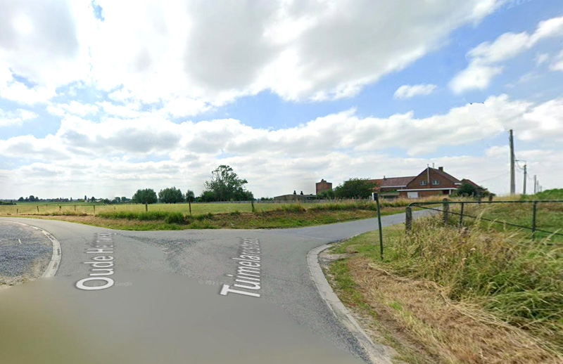 De Oude Heirweg (links) met de ingang van de Tuimelarestraat (rechts). Bron: Google Street View.