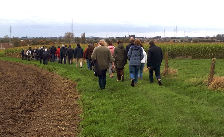 Groep wandelaars op de Dag van de Trage Weg in Moorslede in 2024 (Bron: www.tragewegen.be).