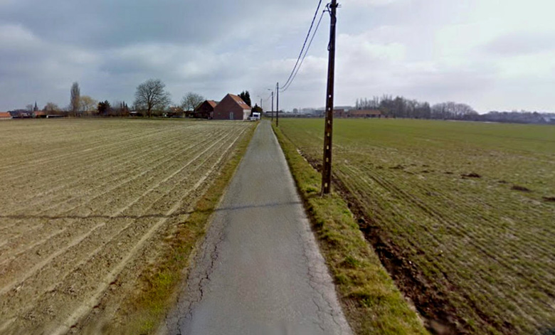 De Tuymelaervoetweg (nu een zijweg van de Oude Heirweg), met een kaarsrecht trac richting Menensesteenweg (Bron: Google Streetview).