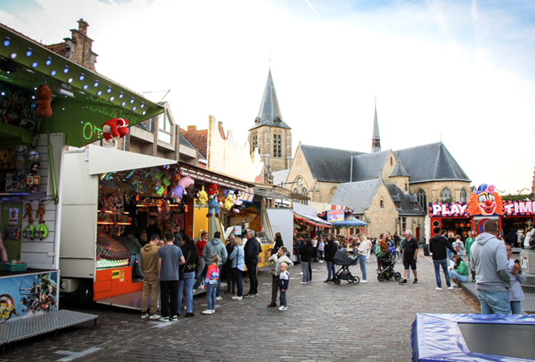 De zomerkermis nu op de markt van Moorslede (Bron: gemeentehuis Moorslede - moorslede.be).